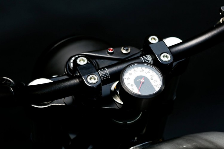 Moto Guzzi V7 Custom 11