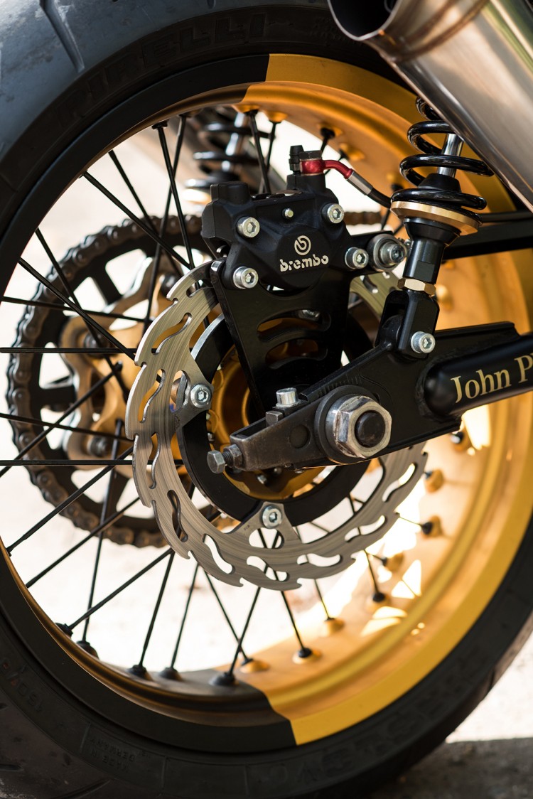 Suzuki GS750 Cafe Racer John Player Special (12)