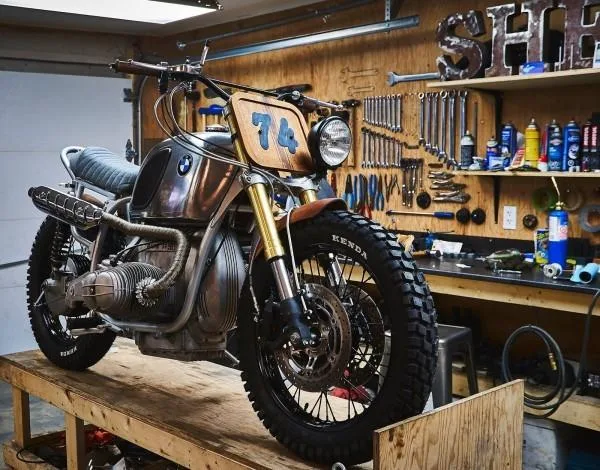BMW R90 Scrambler door Garage Sherrif 14