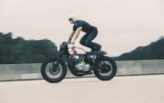 Niente di eccezionale o di molto artistico, anzi di questa moto Honda CB 750 by Redeemed Cycles modificata in stile "Brat Style" (nome del negozio di Go Takamine) in questa sua semplicità ha forse la sua arma vincente. Ma cerchiamo di capire meglio cos'è il Brat Style. Il nome "Brat Style" è stato pensato per battezzare un negozio di moto custom, quello del famoso customizer Go Takamine, che lo utilizzo per la sua prima officina , che apri a soli 23 anni nel 1998. Grazie all'era digitale e dei social il suo è diventato uno stile conosciuto in tutto il mondo, ma se non avesse associato le due parole Brat (monello, marmocchio) e Style forse non avrebbe avutolo stesso successo. Quindi non sono "delle bobber giapponesi", oppure "custom mezze bobber e mezze scrambler" ma un "Brat Style è un'officina di Tokyo, un negozio, e non un modo di customizzare le moto!" e non erroneamente definito come un movimento nato negli anni '60 tra l'Italia e la Germania... Info by bratstyle.it