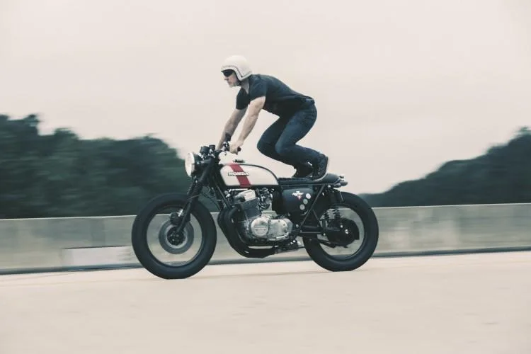 Niente di eccezionale o di molto artistico, anzi di questa moto Honda CB 750 di Redeemed Cycles modificata in stile "Brat Style" (nome del negozio di Go Takamine) in questa sua semplicità ha forse la sua arma vincente. Ma cerchiamo di capire meglio cos'è il Brat Style. Il nome "Brat Style" è stato pensato per battezzare un negozio di moto custom, quello del famoso customizer Go Takamine, che lo utilizzo per la sua prima officina, che apri a soli 23 anni nel 1998. il suo è diventato uno stile conosciuto in tutto il mondo, ma se non aveva associato le due parole Brat (monello, marmocchio) e Style forse non avrebbe avutolo stesso successo. Quindi non sono "delle bobber giapponesi", oppure "custom mezze bobber e mezze scrambler" ma un "Brat Style è un'officina di Tokyo, un negozio, e non un modo di customizzare le moto!" e non erroneamente definito come un movimento nato negli anni '60 tra l'Italia e la Germania ... Info by bratstyle.it