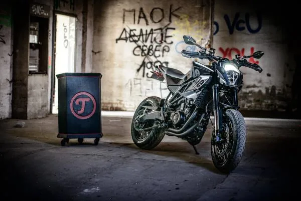 Nuda 900R Supermotard 11